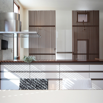 落ち着きあるウッド調とステンレスの組み合わせがスタイリッシュ