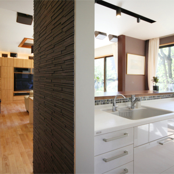 タイル張りがかわいいアクセントとなった真っ白なキッチン