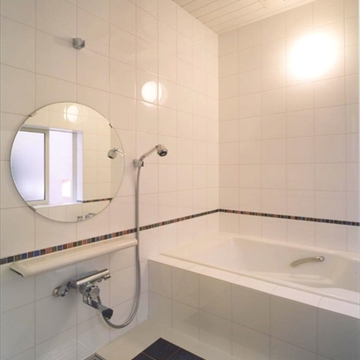 白と黒のコントラストがモダンな浴室