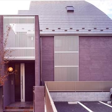 白い格子と落ち着いた外観