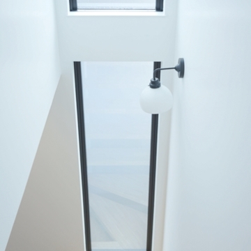 黒い窓枠がアクセント