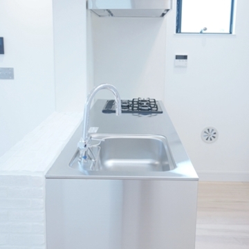 余計なものが一切ないシンプルモダンなキッチン