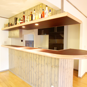 カウンターバーのある家