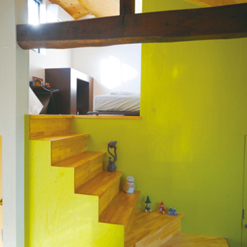 ロフトと月見台へ向かう階段