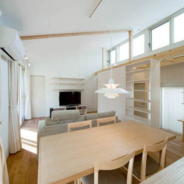 ハイサイドライトが照らす明るいリビング