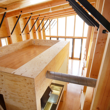 ロフトのワークスペースからキッチンを見渡す