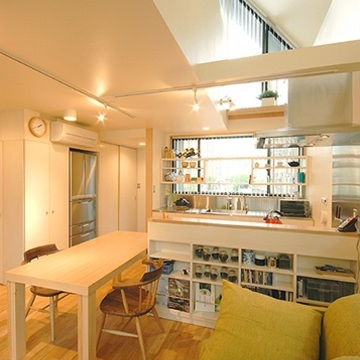 飾り棚の雑貨が彩るダイニングキッチン