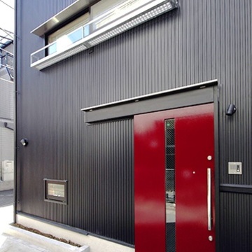 ワインレッドのお洒落な玄関ドア