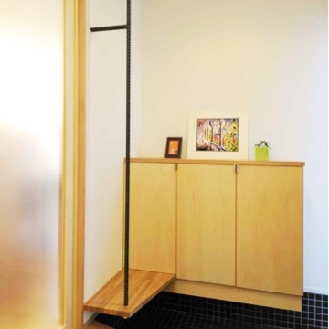 飾り棚にもなる玄関ベンチ