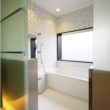 モザイクタイルと大型開口を有するハーフユニットバス