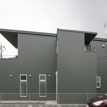 ガルバリウム鋼板の深緑色の外壁