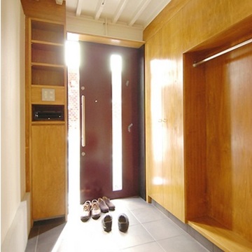 ガラス入りのドアで明るい玄関