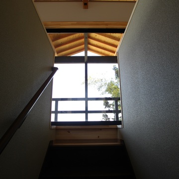 階段からデッキを見上げる