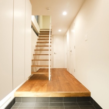 玄関ホールと階段