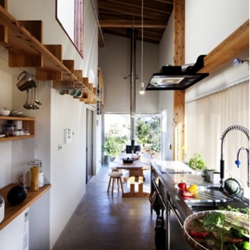 キッチンからﾀﾞｲﾆﾝｸﾞその向こうの自家菜園