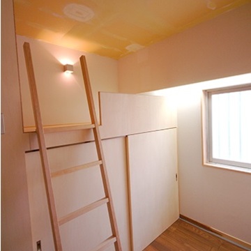 物入れ（押入れ）の上をハイベットとしたスペース