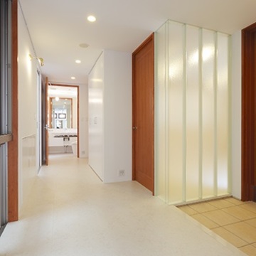 壁面収納も備えた玄関ホール