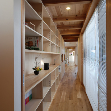 廊下からリビングを見る。