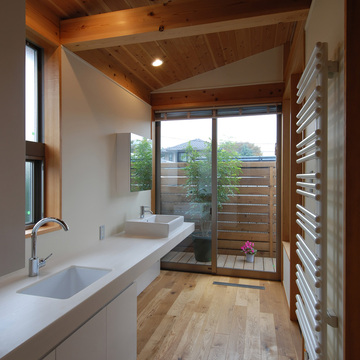 洗濯テラスに通じる洗面スペース