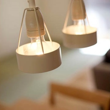 ダイニングを優しく照らす2つの照明