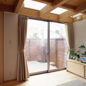 リビングからテラスを見る