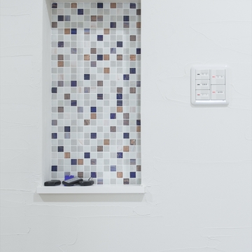 お気に入りのモザイクタイルで飾り棚