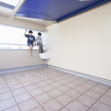 開放感抜群なバルコニー。ブルーのオーニングも印象的。