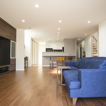 青いソファが印象的。ゆったりと展開するLDK