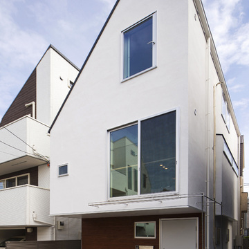 グリーンウォールと大きな土間エントランスを持つ狭小住宅