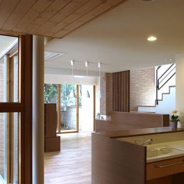 ワークスペースから見た雁行するダイニング・リビング