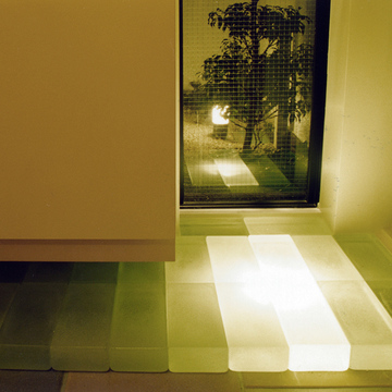 玄関カウンター下からのぞく夜景