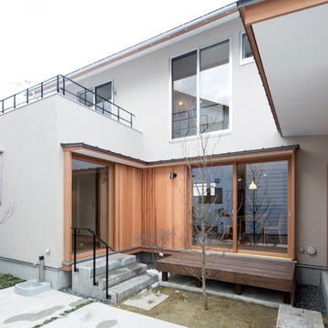 コの字型の中庭空間（昼景）