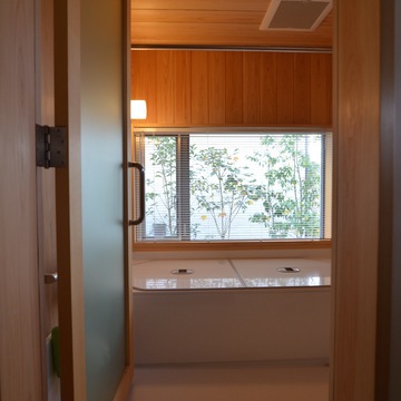 サワラ板貼りのハーフユニットバス