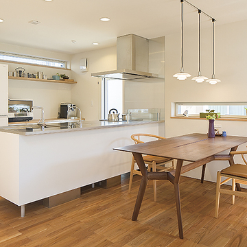 同色でまとめたダイニングスペース