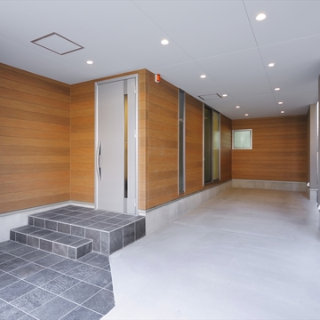 木目が優しいアプローチまわり。 駐車場として2台確保できます。