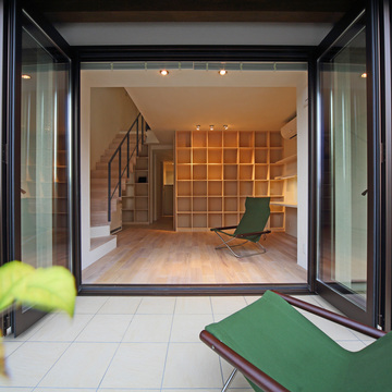 テラスから書斎を望む