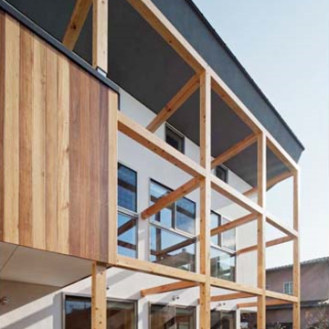 バルコニー部分の外壁をセランカンバツ（木材）を施工