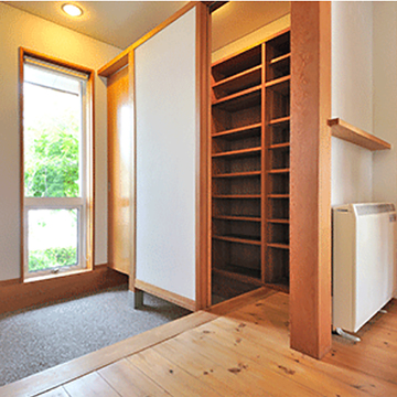 収納力抜群、シンプルで美しい玄関ホール