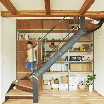 三角屋根と中庭の家