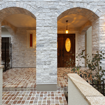 石貼りの外壁とアーチ