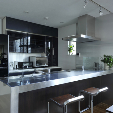 ステンレスの対面キッチンでスタイリッシュに