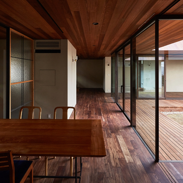 ダイニングから中庭を見る