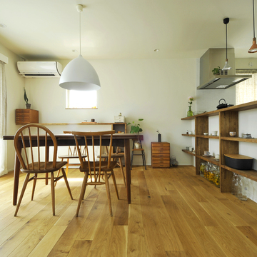 南面からの光を受け、明るく開放的なDK