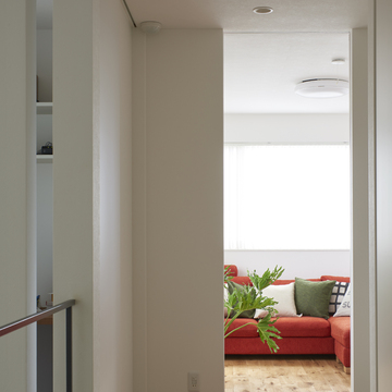 廊下から2階のリビングスペースを望む