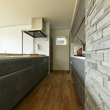 モダンなインテリアの対面キッチン