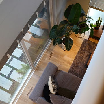 吹き抜けからリビングを見る