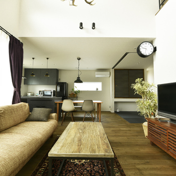 鹿角のシャンデリアがインパクト大のリビング吹き抜け