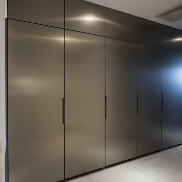 玄関に面する収納扉