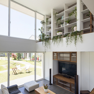 屋外でくつろいでいるような開放的なリビング