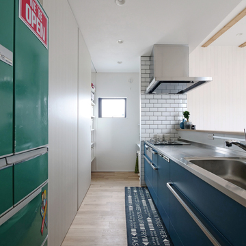 ビビットなカラーでカジュアル感を演出